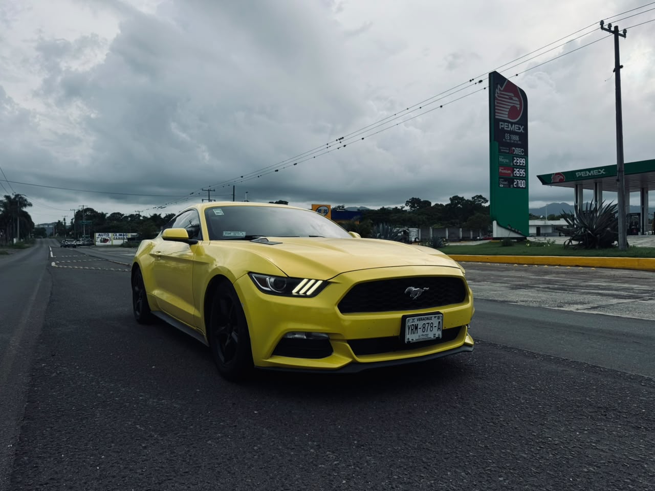 Mustang Perfil / Gasolinera